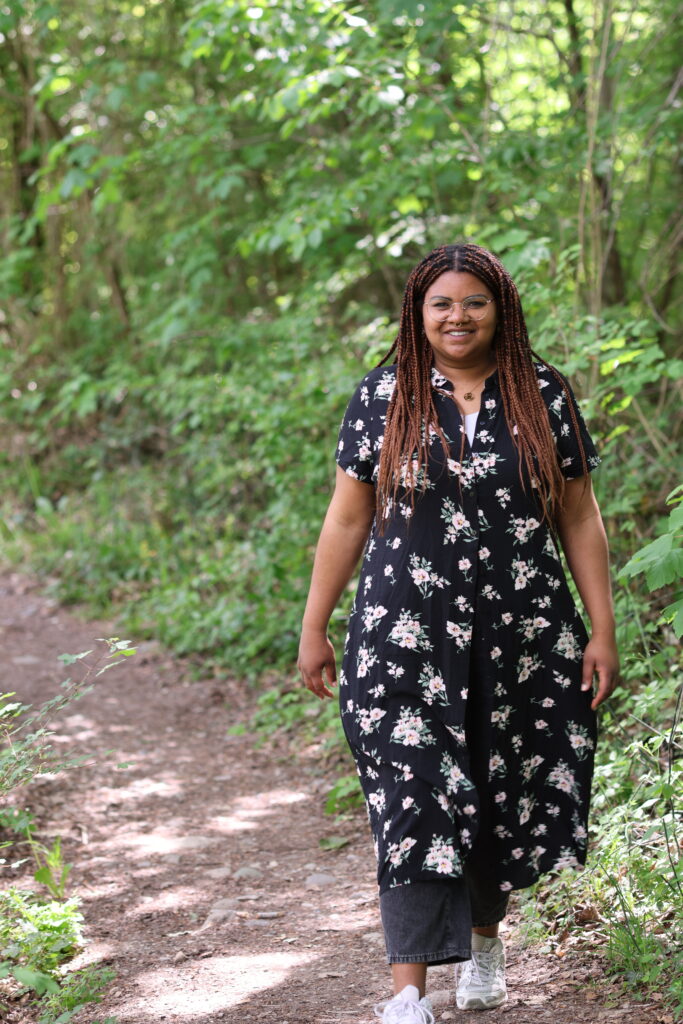Foto von Laurina Giuffrida auf einem Waldweg.