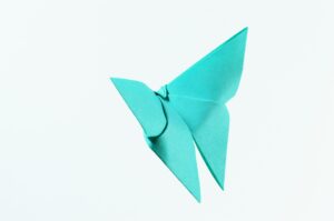 Bild von Miguel Á. Padriñán auf Pixabay: Blauer Origami Schmetterling